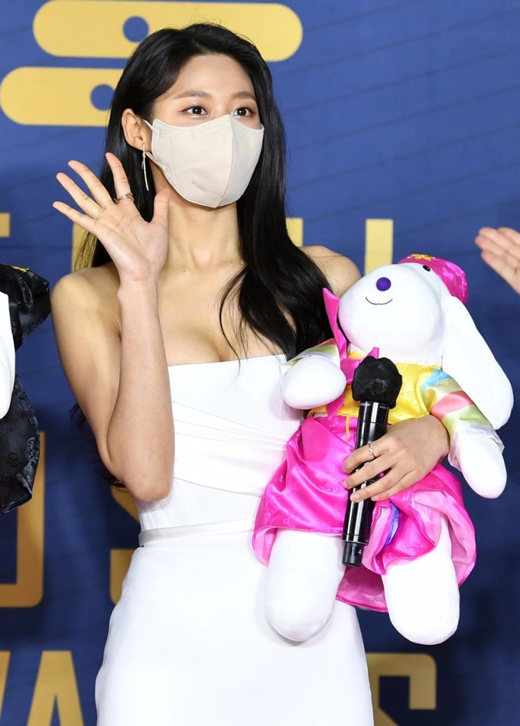 '서울가요대상' 사회 맡은 설현, 어깨 라인 다 드러낸 화이트 드레스 입고 우아한 미모 뽐내