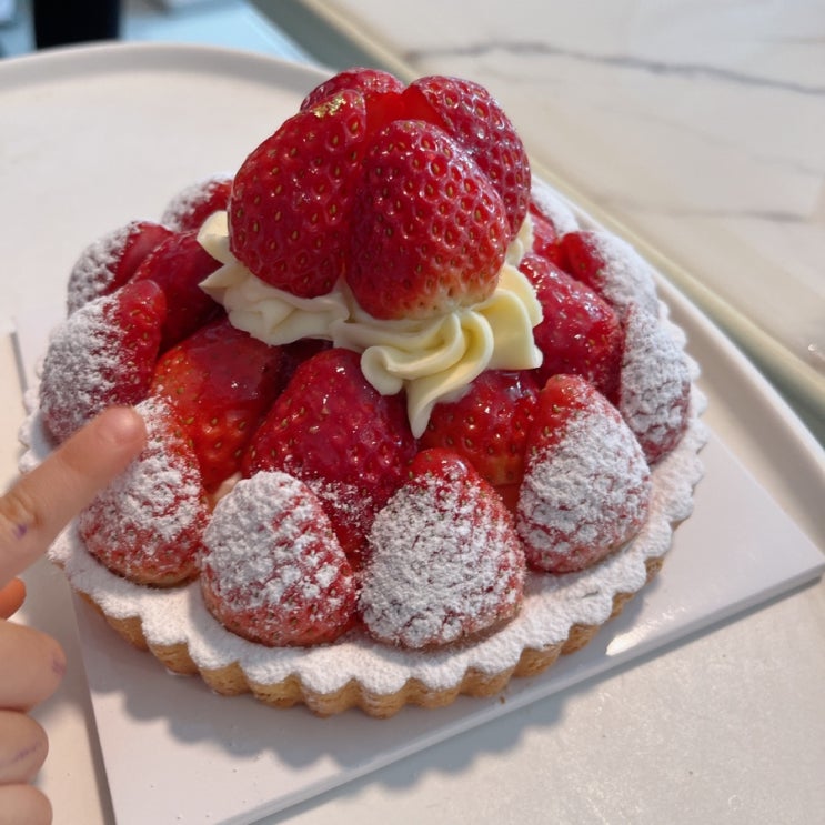  [대전 케이크] 맛있다 맛있다 딸기생크림케이크 중에선 지존이 아닐까 신세계 키친205 딸기 타르트 그리고 미니딸기케이크