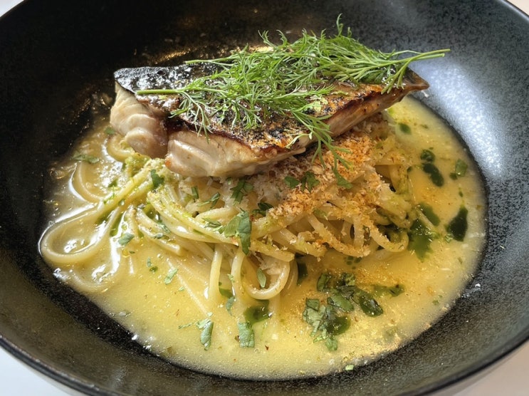  도산공원 맛집, 아스트랄 wine bistro 에서 친구 모임하고 왔어요.