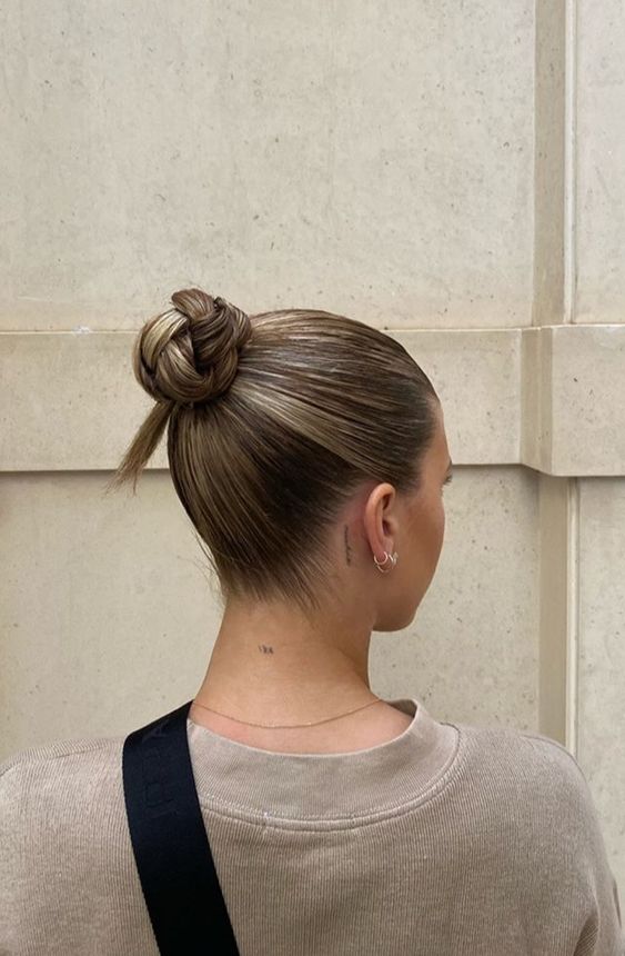 Sleek hair bun 슬릭번 꽉 묶은 똥머리 스타일 Sleek hair bun 슬릭번 꽉 묶은 똥머리 스타일