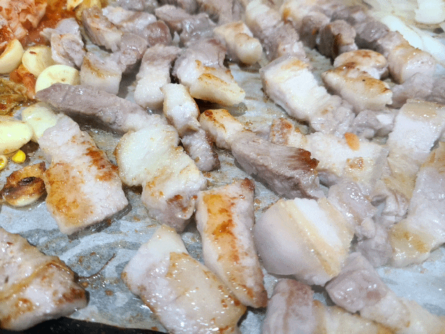  성남 금광동 단대오거리역 삼겹살 목삼겹살 항정살 고기 맛집 : 보물촌 꺼먹돼지(중동점)