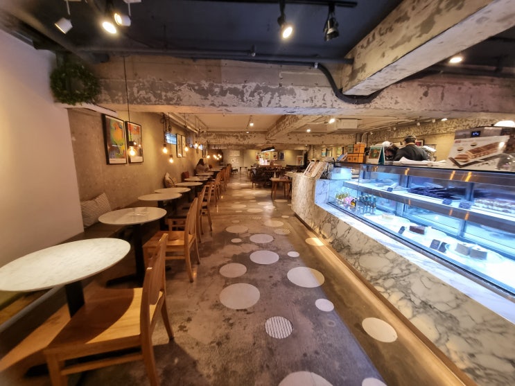 홍대 대형 카페 : 지하에 있는 분위기 정말 좋은 포토존 카페 그랑주