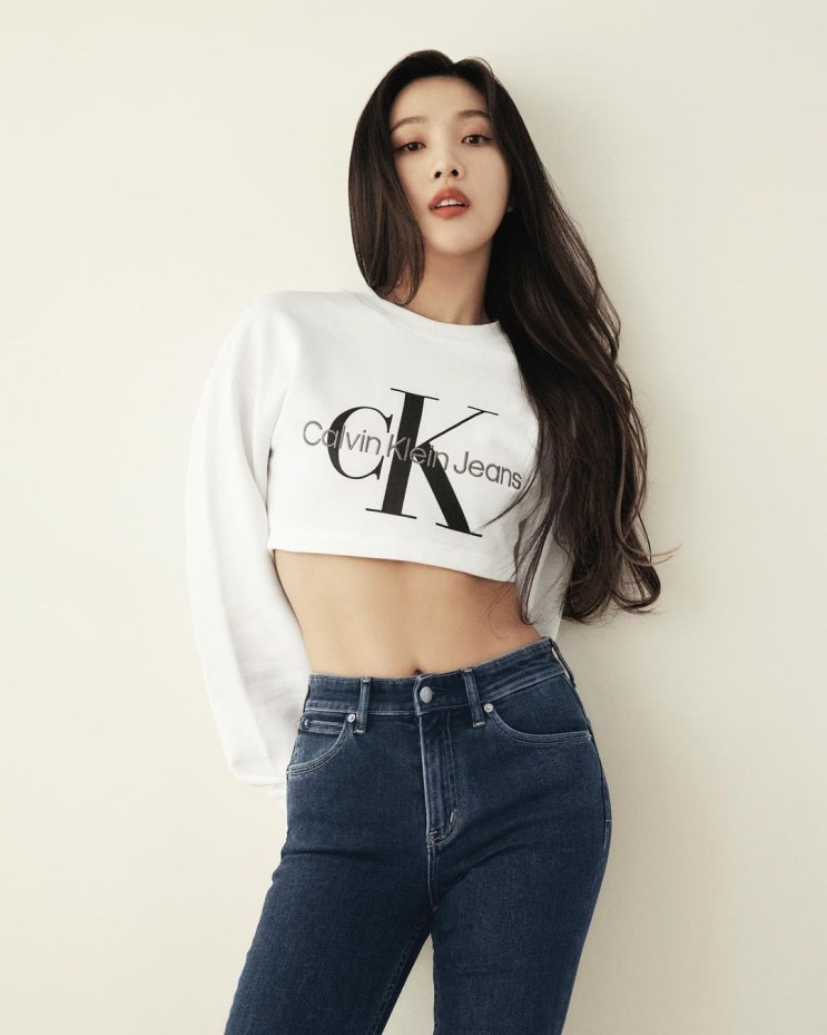 '크러쉬' 레드벨벳 조이, 크롭티 입어 복근 살짝 드러내 군살 없이 늘씬한 몸매 '크러쉬' 레드벨벳 조이, 크롭티 입어 복근 살짝 드러내 군살 없이 늘씬한 몸매