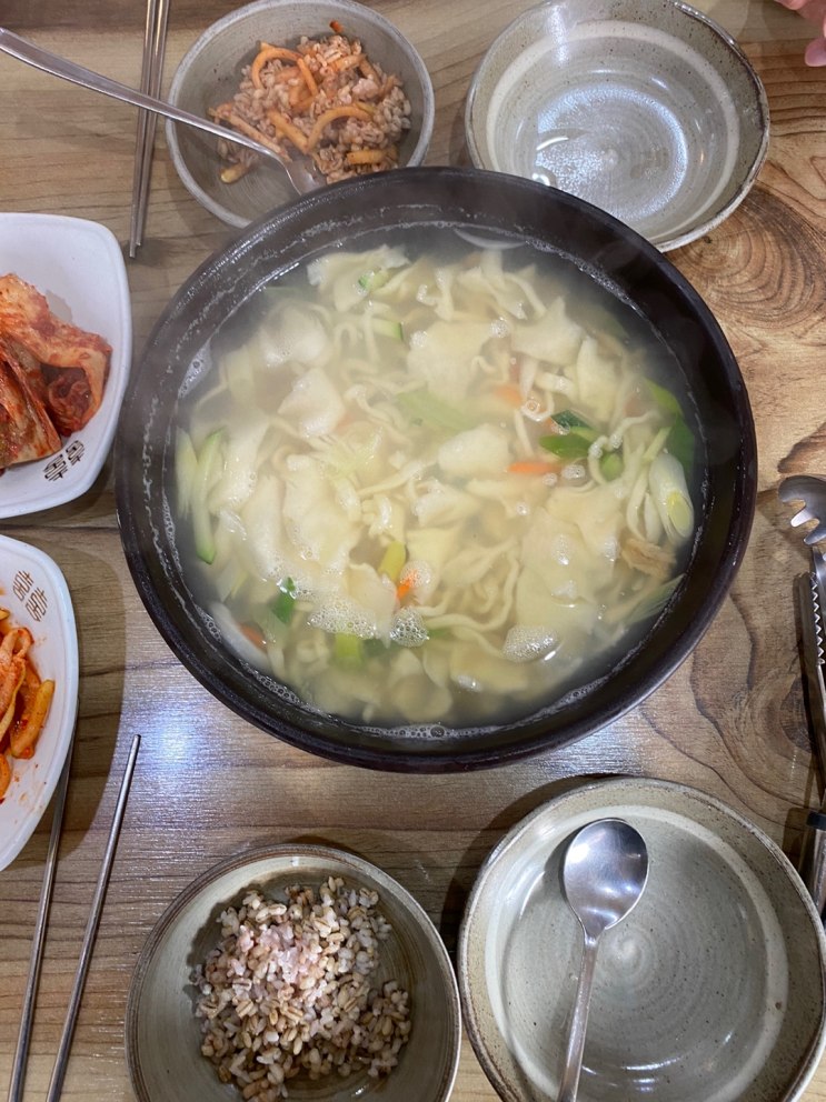 찐 바지락 칼국수 맛을 보여준 수원 청학동 항아리칼국수