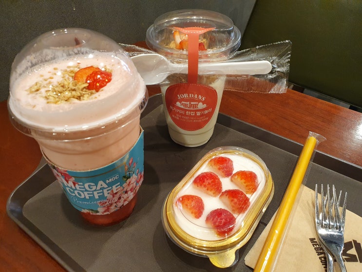  메가커피 스크류 티플레저 한컵 딸기놀라 요거트 프라페와 떠먹는 케이크 맛본 후기