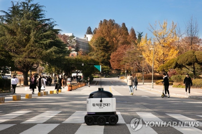 자율주행 로봇 활성화 속도낸다…내년부터 보도 통행 허용 추진 자율주행 로봇 활성화 속도낸다…내년부터 보도 통행 허용 추진