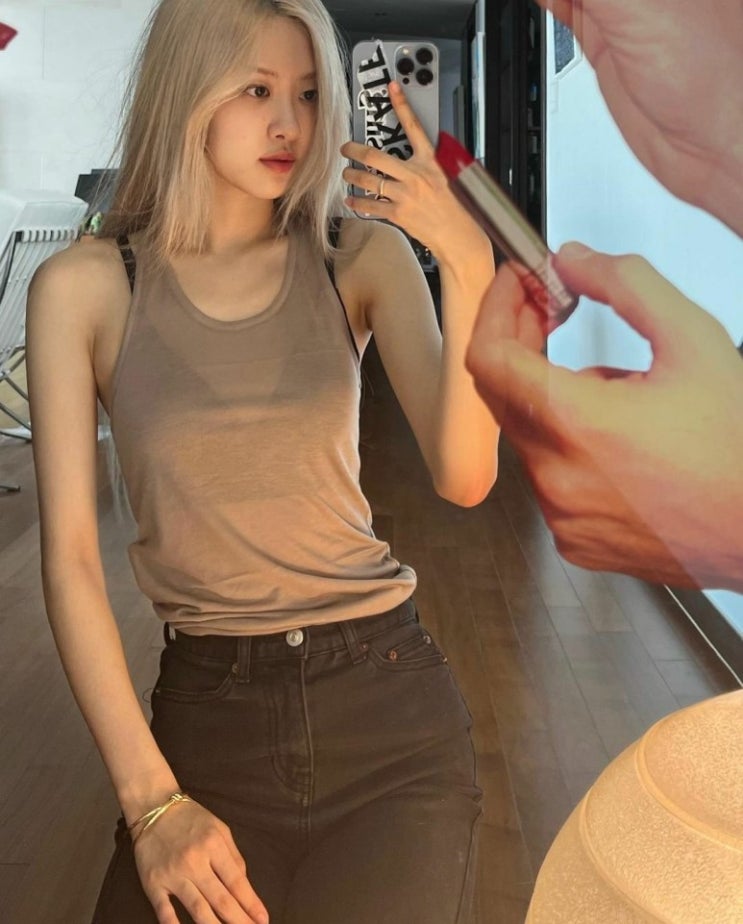 블랙핑크 로제, 거울 앞에서 다양한 포즈...감추어지지 않는 비율과 미모 화제 블랙핑크 로제, 거울 앞에서 다양한 포즈...감추어지지 않는 비율과 미모 화제