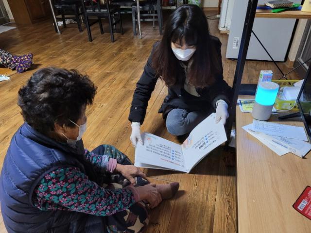 고독사 위험군 느는데... "안부전화만 돌리는 직원 따로 둬도 역부족" 고독사 위험군 느는데... "안부전화만 돌리는 직원 따로 둬도 역부족"