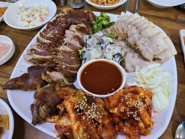 서울 종로 3가 굴보쌈 거리 굴 보쌈 족발 맛집 : 오복 굴 보쌈 족발
