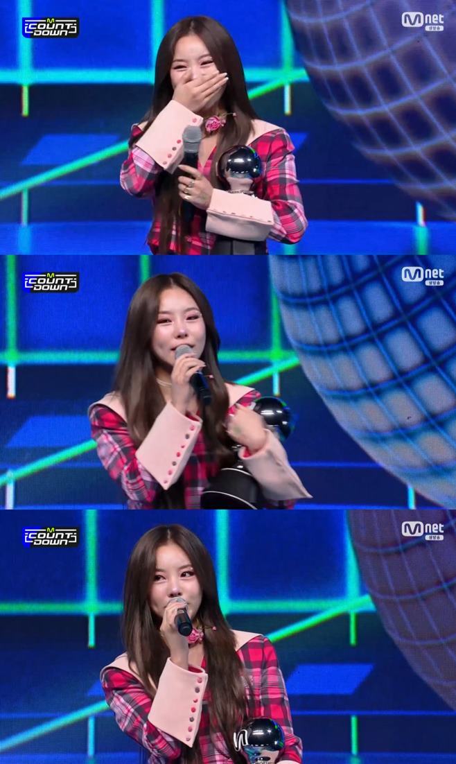 마마무 출신 휘인, '오묘해' 엠카 1위 음반 판매 자체 신기록 갱신 마마무 출신 휘인, '오묘해' 엠카 1위 음반 판매 자체 신기록 갱신