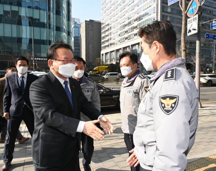 D브리핑 ]김부겸국무<b>총리</b>, 도곡지구대 방문해 설 <b>비상근무</b> 직원... 