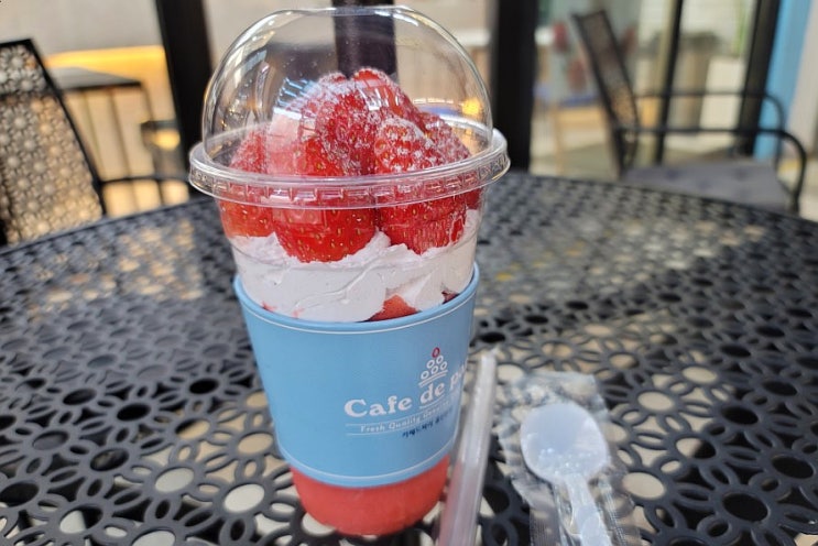  김해 롯데아울렛 카페 카페 드 파리 Cafe de paris 딸기 봉봉