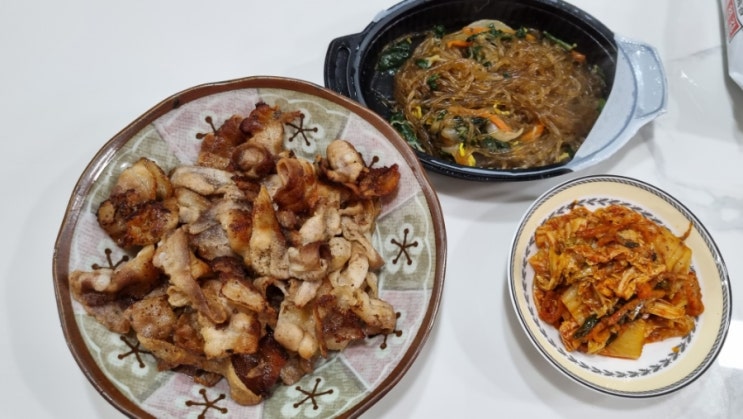 오늘의 저녁메뉴 대패삼겹과 구운김치 그리고 냉동잡채