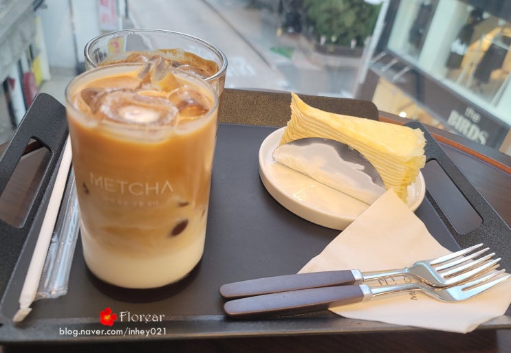 명동카페 맷차 맷돌로 갈아만든 진한 밀크티 명동카페 맷차 맷돌로 갈아만든 진한 밀크티
