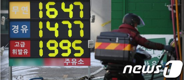휘발유값 고공행진에…기재차관 "유류세 인하 연장 검토" 휘발유값 고공행진에…기재차관 "유류세 인하 연장 검토"
