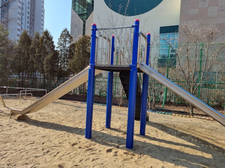  [날개스포츠] 용인신릉초교 놀이터보호대 설치, 축구골대보호대 설치, 기둥보호대 설치 작업