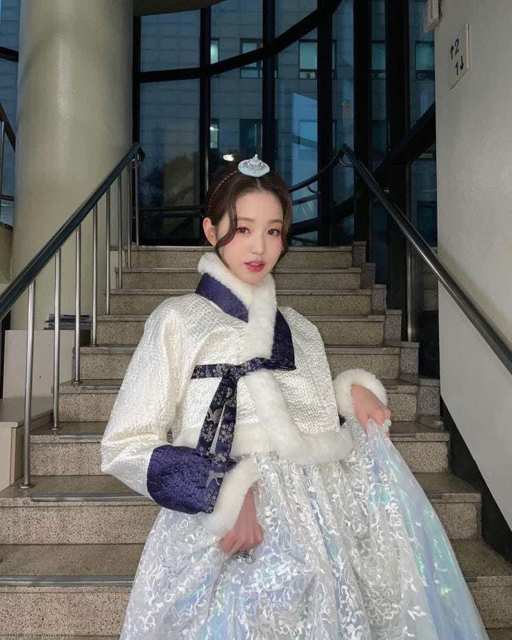 아이브 멤버 장원영, 한복을 입고 '새해 인사' 하는 청순한 미모 리즈 갱신 아이브 멤버 장원영, 한복을 입고 '새해 인사' 하는 청순한 미모 리즈 갱신