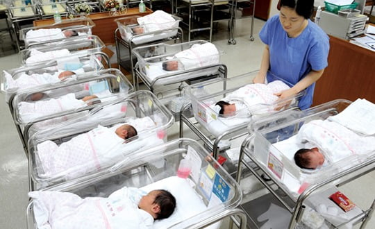 출산하면 국민연금 더 준다는데…남자가 더 받아갔다? 출산하면 국민연금 더 준다는데…남자가 더 받아갔다?