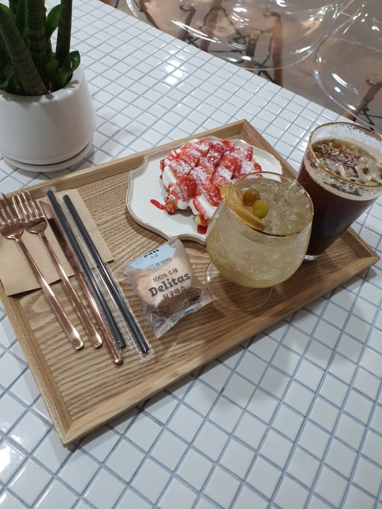  김해 내외동카페 "콘치" 수제 크로플과 맛있는 커피와 힐링타임!