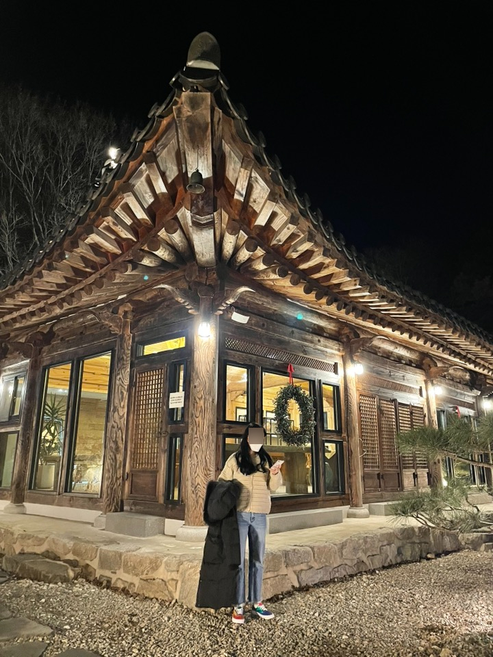  야간에 다녀온 온더기와. (동학사브런치로 유명한 곳)