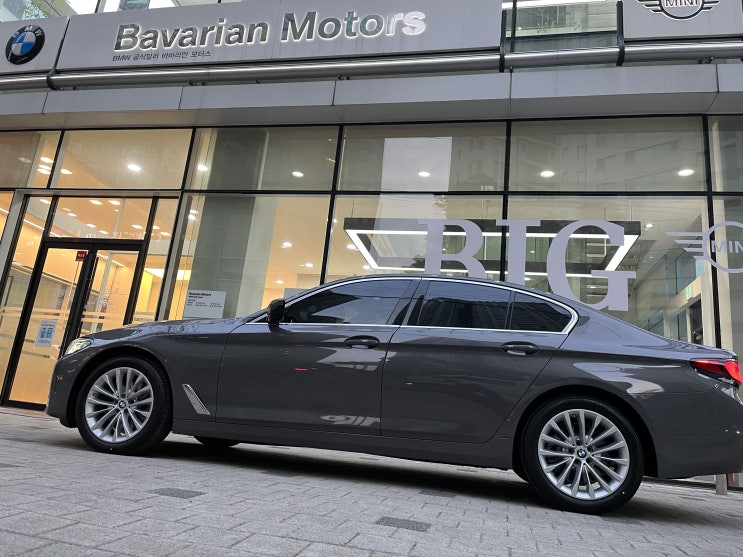  2022 BMW 520i 럭셔리 / 서라운드뷰 장착 / 버니나 그레이 색상 출고ㅣ김민구 SC (BMW 바바리안모터스 목동)
