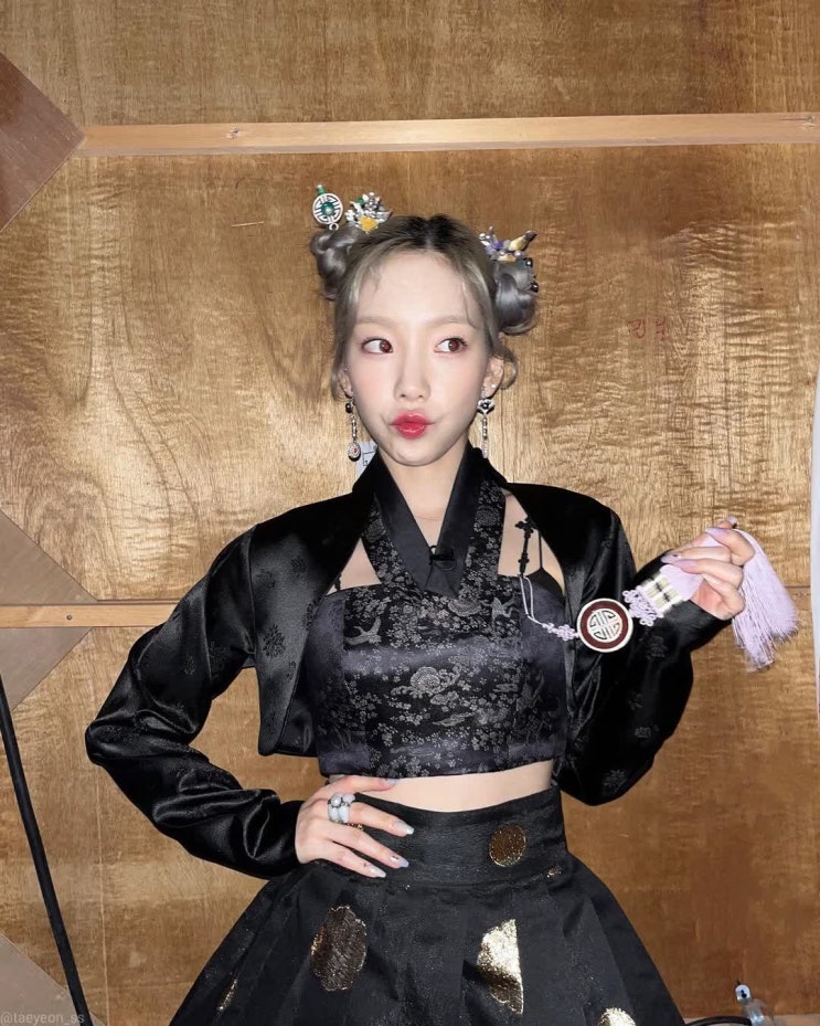 소녀시대 태연, 퓨전 한복 입고 뿌까 헤어스타일로 깜찍한 매력 더해 몸매 감탄 소녀시대 태연, 퓨전 한복 입고 뿌까 헤어스타일로 깜찍한 매력 더해 몸매 감탄