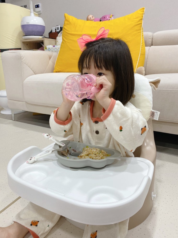  아기의자 무나체어에서 첫째도 유아식 맛있게 먹는 중