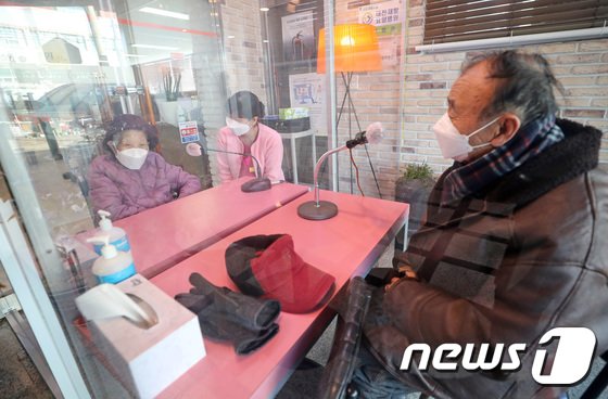 “또 아들·손주 못 보네”…코로나 장기화에 노인들 소외감 커진다 “또 아들·손주 못 보네”…코로나 장기화에 노인들 소외감 커진다