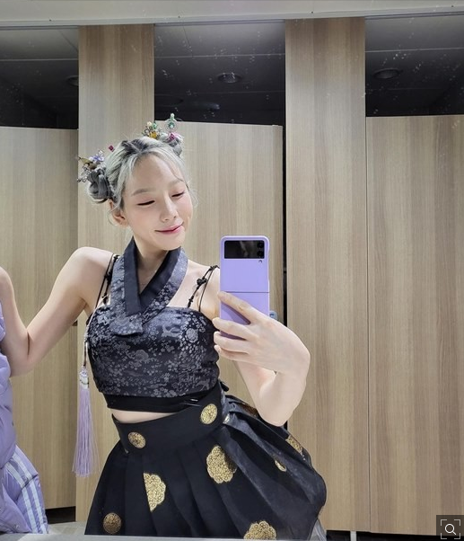 태연, 한복 입고 뽐낸 요정 미모…직각 어깨+한줌 허리 '비현실적'