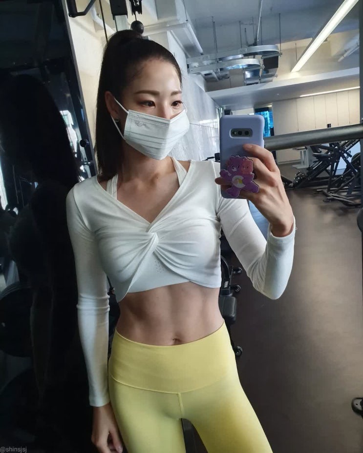 '손연재와 라이벌이었던' 신수지, 배꼽티에 레깅스 입고 선명한 복근 뽐내