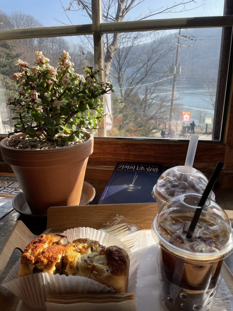  오남저수지 카페 브레드포레, 조용한 분위기 속에서 책 읽기 좋은 카페 뷰맛집