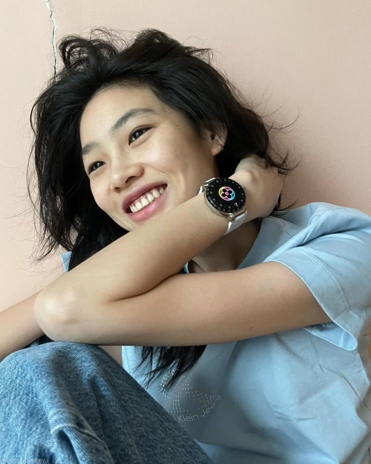 모델 겸 배우 정호연, 가느다란 팔과 군살 하나 없는 복부 눈길 "바지가 커서 골반에 걸쳐" 모델 겸 배우 정호연, 가느다란 팔과 군살 하나 없는 복부 눈길 "바지가 커서 골반에 걸쳐"