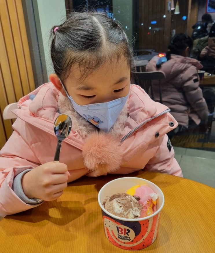 베스킨라빈스 2월 이달의 맛 아이스로아커 아이랑 먹어봤어요 베스킨라빈스 2월 이달의 맛 아이스로아커 아이랑 먹어봤어요