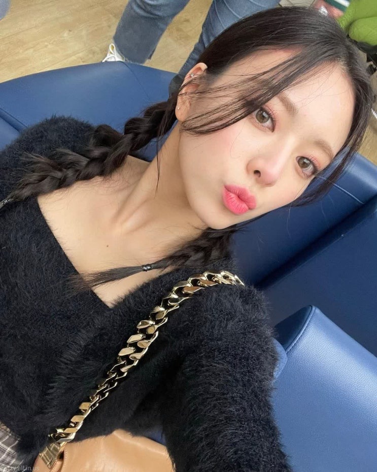 그룹 있지 유나, 삐삐머리에 도톰한 입술을 쭉 내민 표정...러블리한 분위기 그룹 있지 유나, 삐삐머리에 도톰한 입술을 쭉 내민 표정...러블리한 분위기