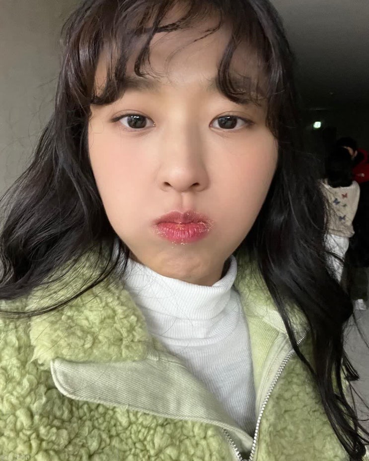 AOA 멤버 설현, 입안에 떡 가득 넣고 떡고물 묻힌 채 입술은 삐죽 내밀고 "귀여운 모습" AOA 멤버 설현, 입안에 떡 가득 넣고 떡고물 묻힌 채 입술은 삐죽 내밀고 "귀여운 모습"