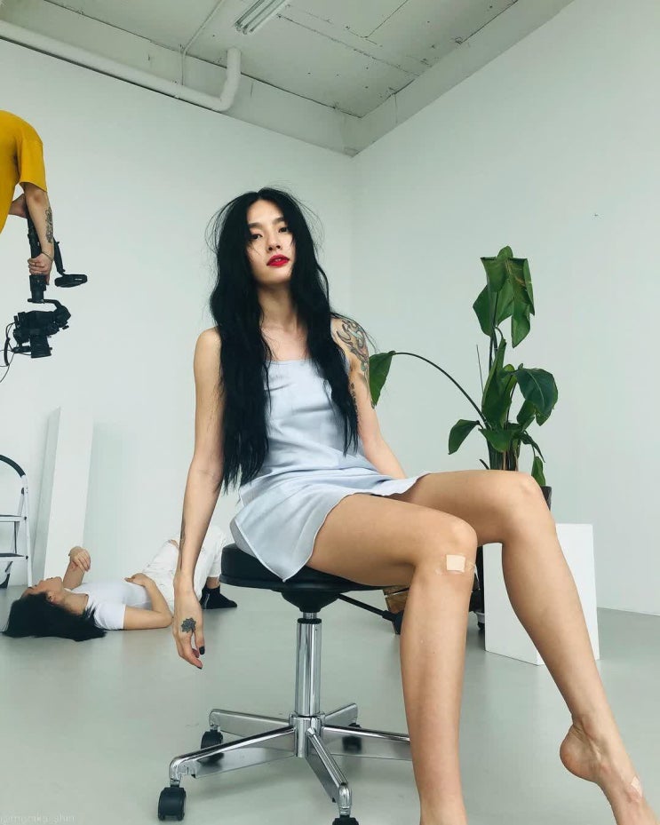 댄서 모니카, 슬립 원피스를 입고 팔 위의 타투가 인상적인 2년 전 모습 공개 댄서 모니카, 슬립 원피스를 입고 팔 위의 타투가 인상적인 2년 전 모습 공개