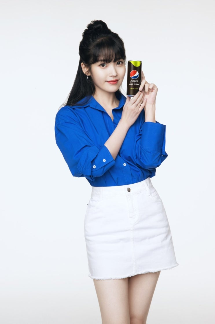 아이유, 앞머리로 이마를 덮으니 더 귀욤 깜찍 "청량음료처럼 시원하고 알싸하게" 아이유, 앞머리로 이마를 덮으니 더 귀욤 깜찍 "청량음료처럼 시원하고 알싸하게"