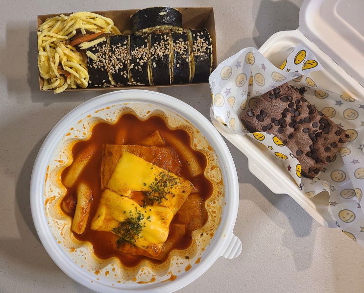 장안동 "레드인" 키토김밥, 분식과 디저트를  즐길 수 있는 이색 카페