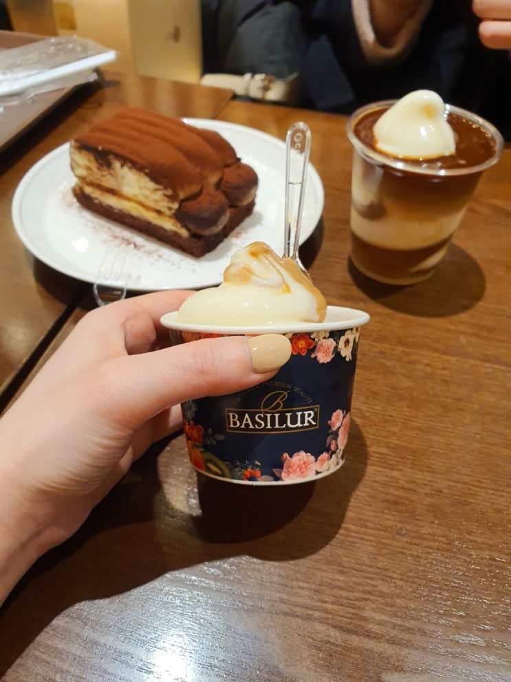  [ 카페 탐방 ] 아이스크림이 맛있는 화려한 분위기의 카페! '베질루르 해질녘 거리'