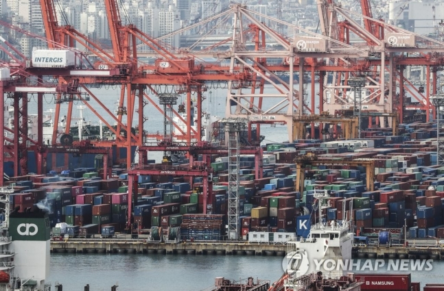 한국수출 비상등 켜지나…수출비중 40% 미·중 성장세 하락 전망