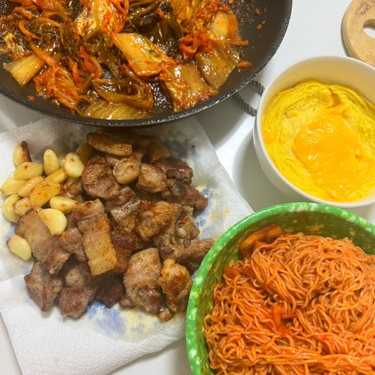 먹부림이 시작되었다.. 너 참 대단한 아이구나?