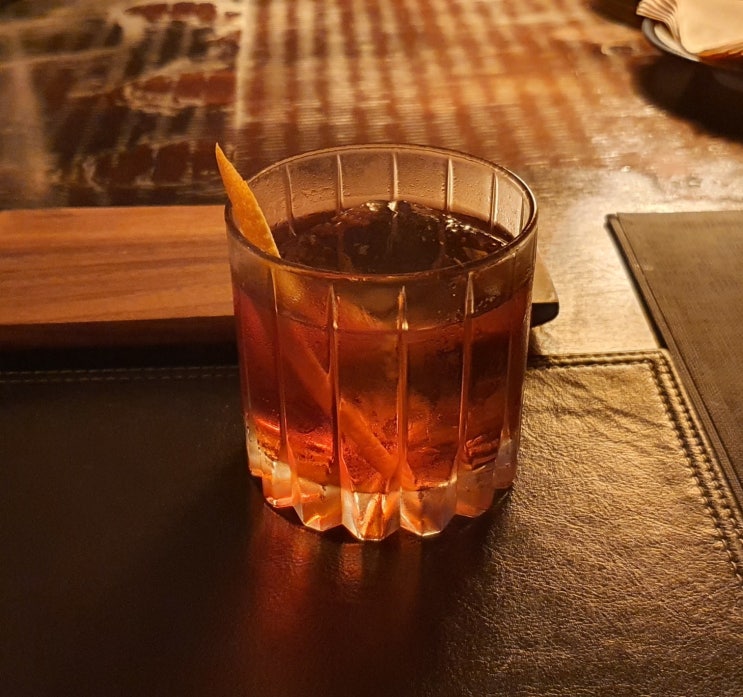  금주. 술을 끊고 싶은 사람이 읽었을 때 오늘도 술한잔 적시게 될지 모르는 글.