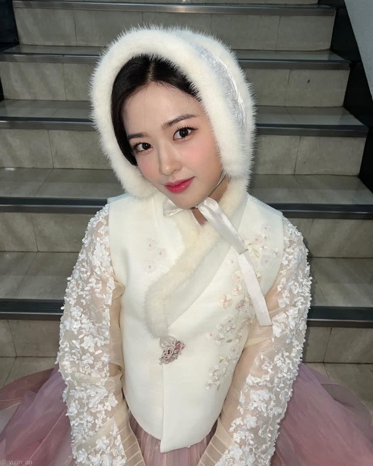 아이브 안유진, 뚜렷한 이목구비와 물오른 미모 돋보이는 단아한 한복 자태 "너무 예쁨" 아이브 안유진, 뚜렷한 이목구비와 물오른 미모 돋보이는 단아한 한복 자태 "너무 예쁨"