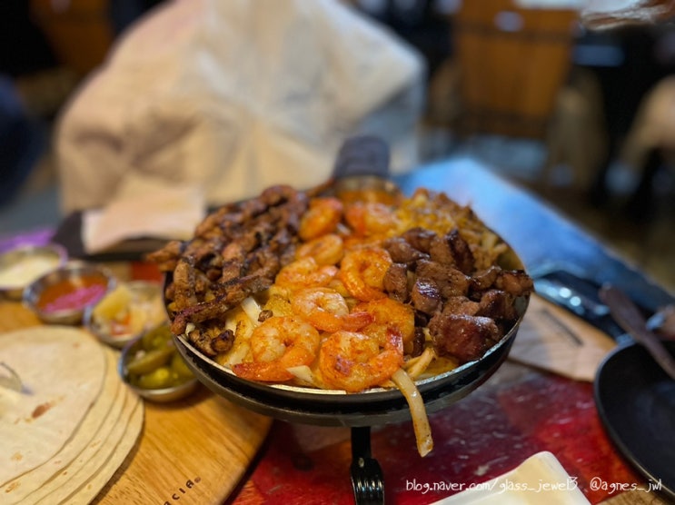  합정맛집/합정딜라이트스퀘어맛집 :: 감성타코 합정점! 파히타, 퀘사디아, 감자튀김 그리고 딸기에이드