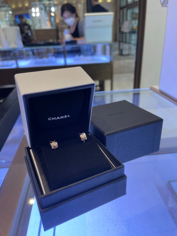 :: 샤넬 코코크러쉬 베이지골드 이어링