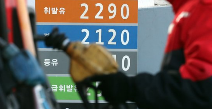 "휘발유값 또 1800원 넘을라"...국제유가 7년만에 90달러 돌파 "휘발유값 또 1800원 넘을라"...국제유가 7년만에 90달러 돌파