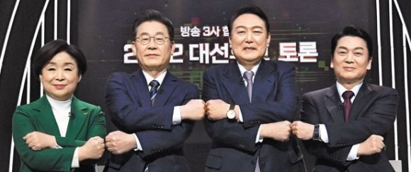文정부가 포기한 연금개혁…'회색코뿔소'에 직면한 다음 정부 文정부가 포기한 연금개혁…'회색코뿔소'에 직면한 다음 정부