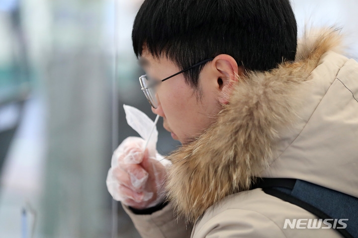 코로나 '계절독감 전환' 검토…치료제 중요성 커지나 코로나 '계절독감 전환' 검토…치료제 중요성 커지나