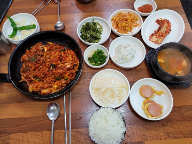  부산초량불백맛집 "초량불백"불백정식.초량보면 먹어야 하는 불백.언제 먹어도 맛있어요.주문하면 바로 나와서 좋아요.초량가정식정식.초량에서 불백이 제일맛있는곳.한끼식사로 먹기 좋아요.