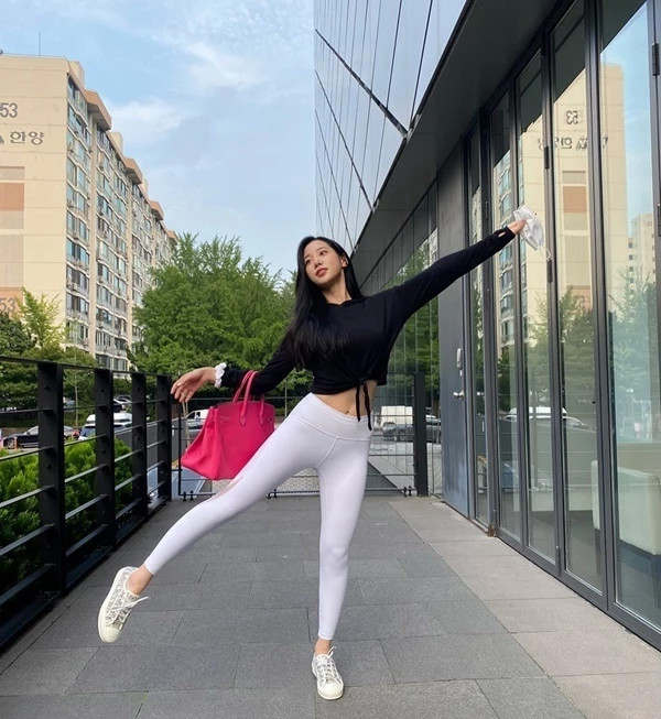 베리굿 출신 조현, 등 훤히 드러난 브라톱 입고 등근육 뽐내 "눈이 휘둥그레졌다" 베리굿 출신 조현, 등 훤히 드러난 브라톱 입고 등근육 뽐내 "눈이 휘둥그레졌다"